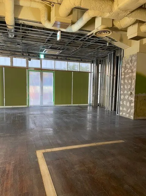 内装解体を終えた店舗の内部