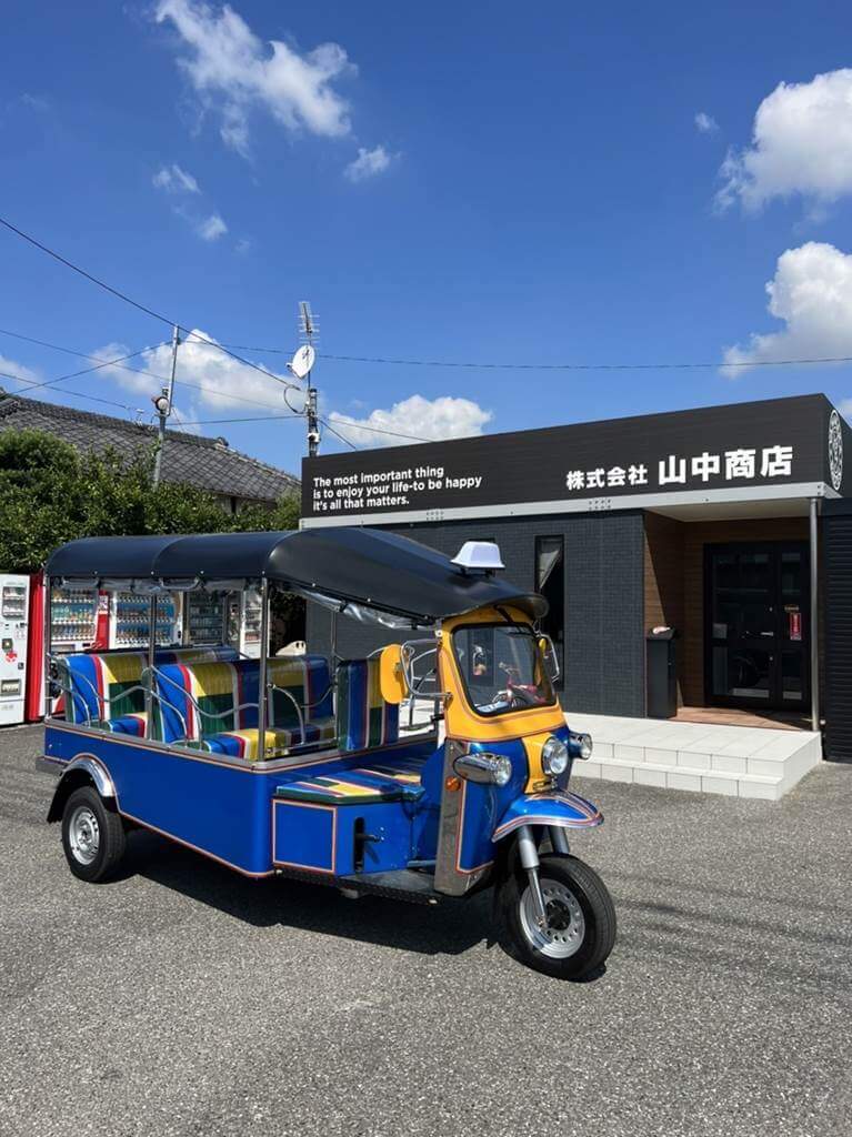 山中商店の事業所とトゥクトゥク