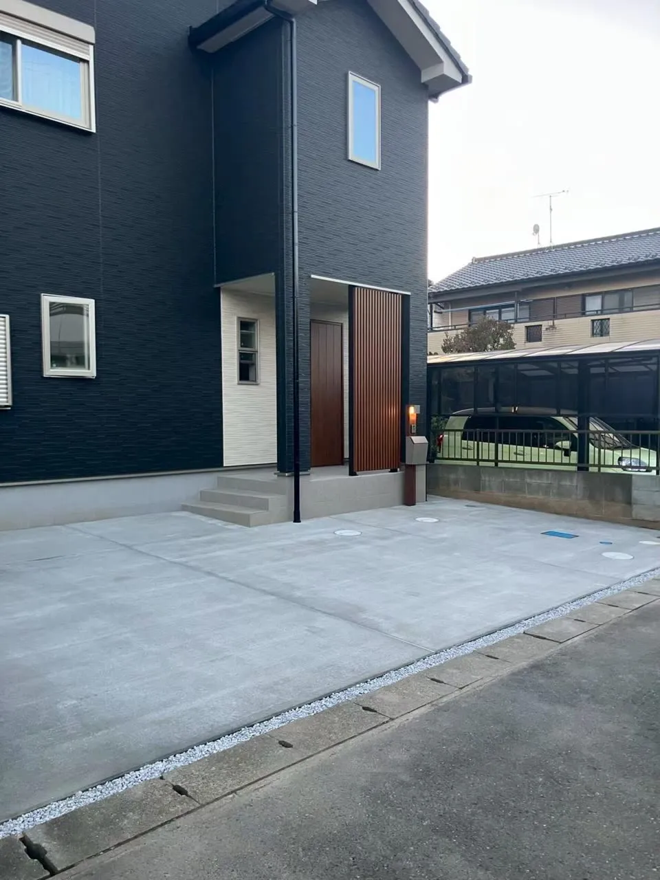 施工後。土間コンクリートで仕上げた駐車スペースと玄関まわり
