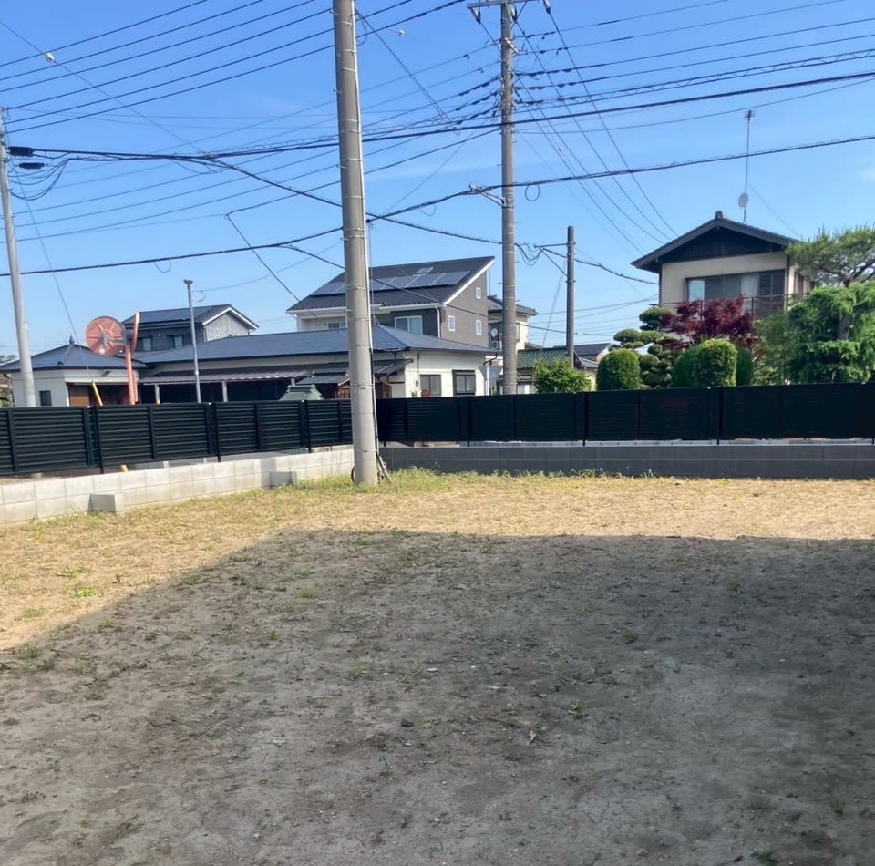 施工前。土と枯れ草が残る敷地