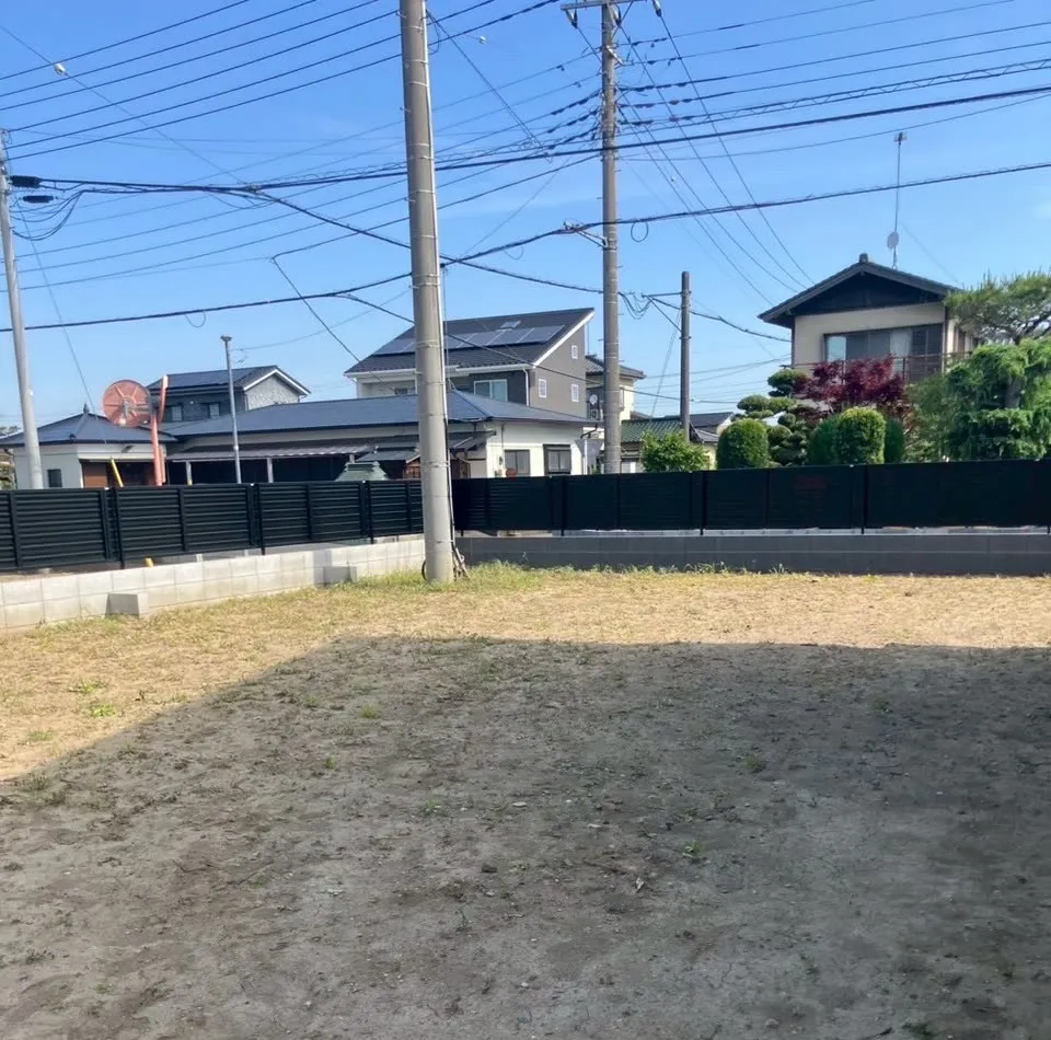 施工前。土と枯れ草が残る敷地