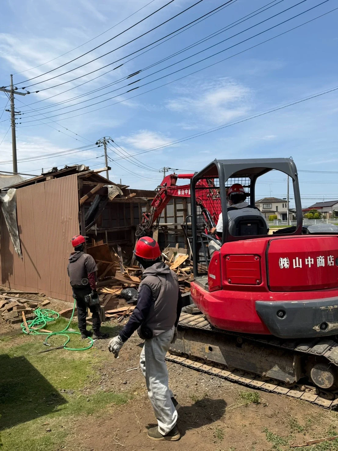 重機と手作業で解体を進める様子